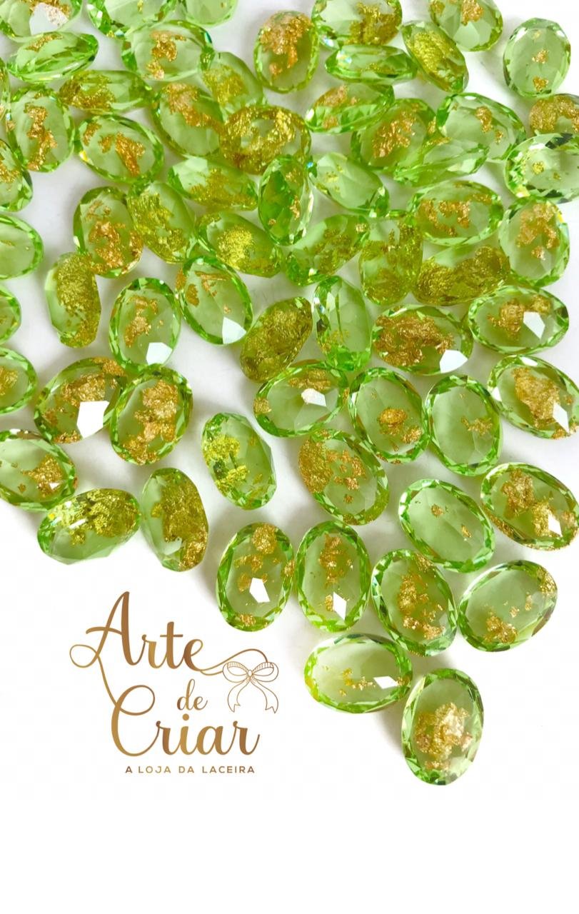Pedra oval verde c/ fio de ouro 10x14mm