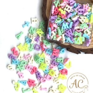 Pingente de letra candy color 14x10mm