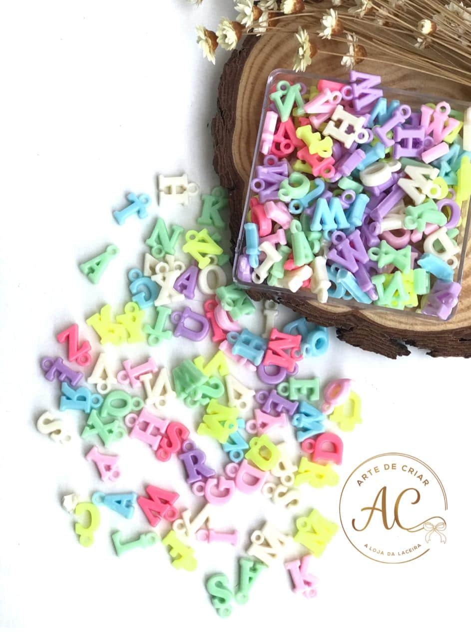 Pingente de letra candy color 14x10mm