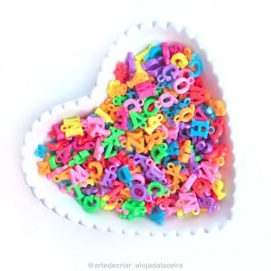 Pingente de letra colorido 14x10mm - Imagem 1