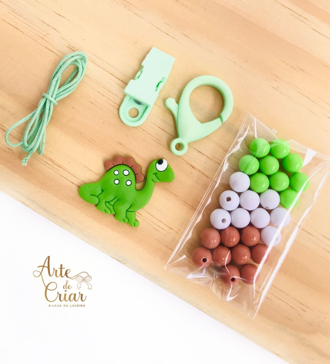 Kit completo p/ prendedor de chupeta Dinossauro verde