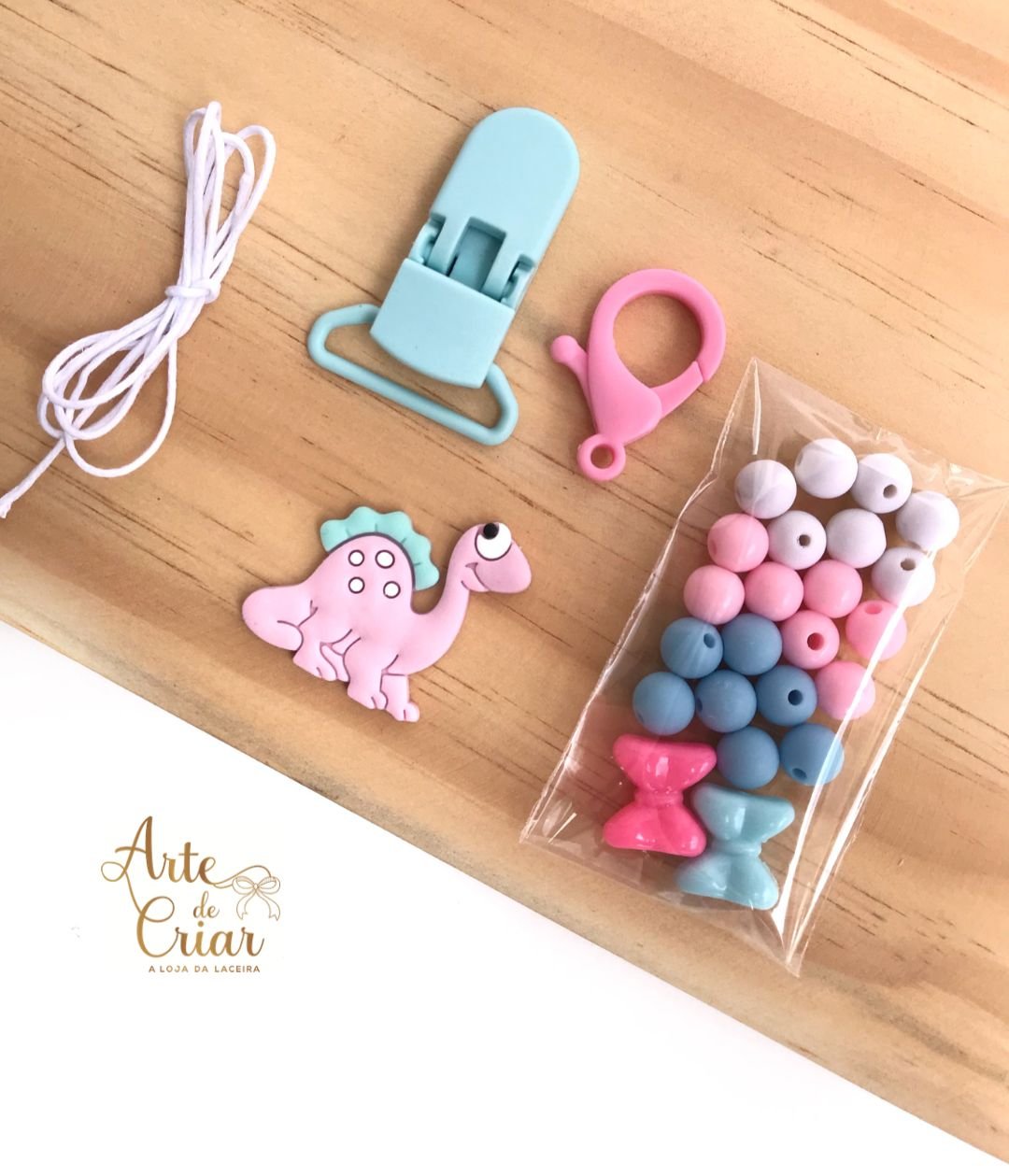 Kit completo p/ prendedor de chupeta Dinossauro rosa