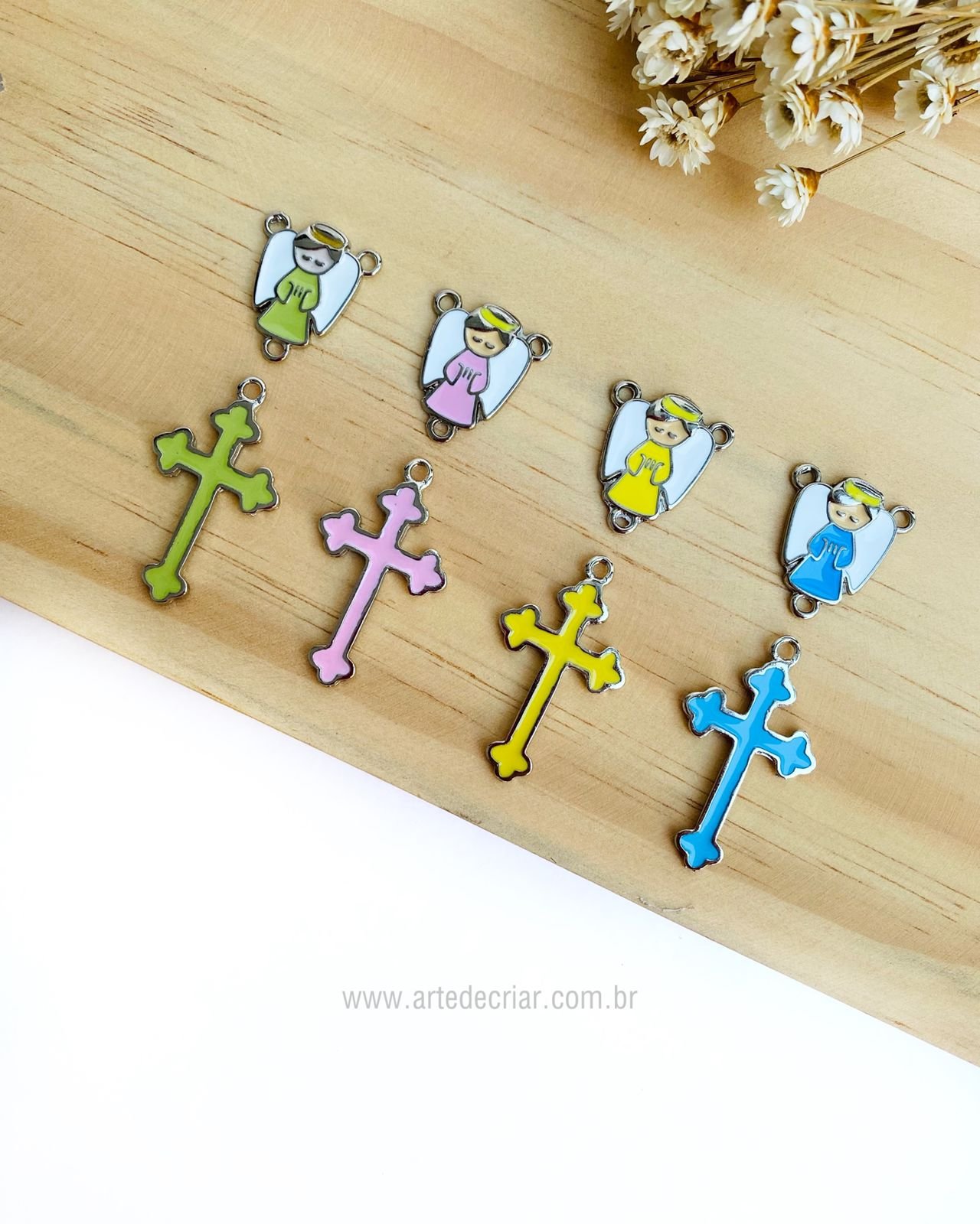 Entremeio e crucifixo de metal