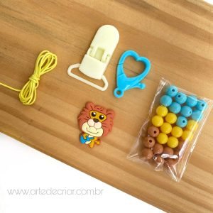 Kit completo p/ prendedor de chupeta leão c/ guitarra