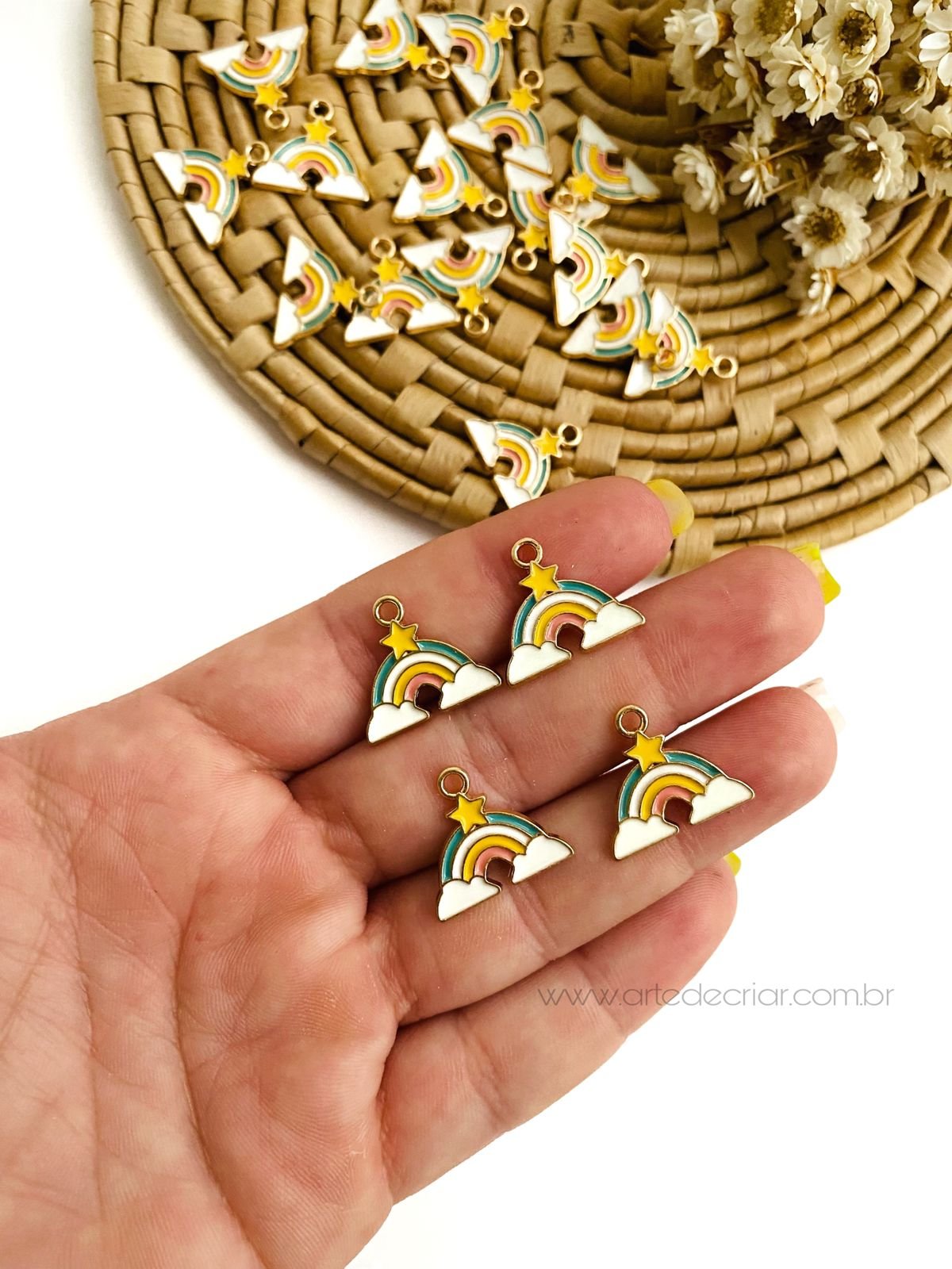 Pingente de metal Arco-íris c/ estrela 1,9cm.