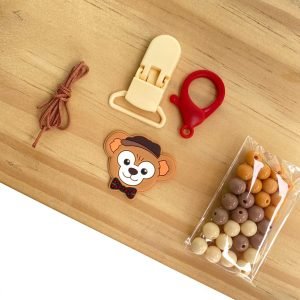 Kit completo p/ prendedor de chupeta Macaquinho c/ gravata