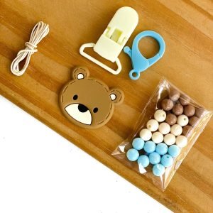 Kit completo p/ prendedor de chupeta urso marrom com azul - Imagem 1