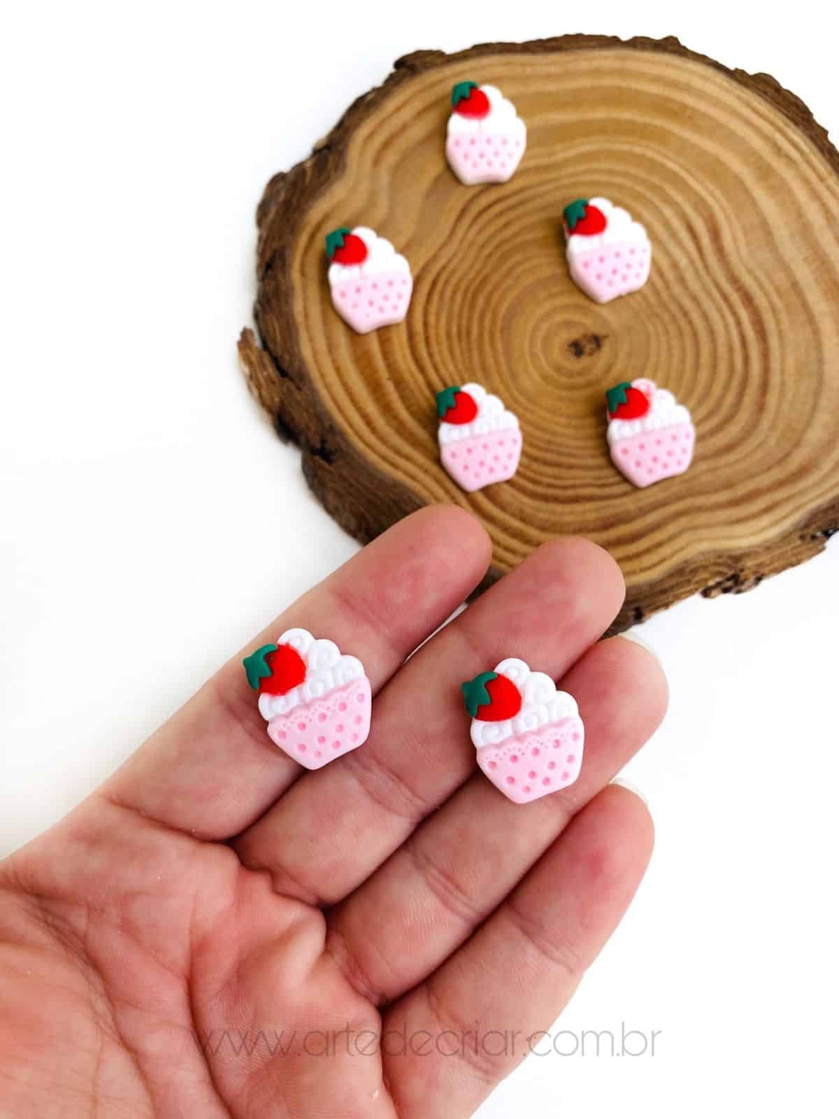 Mini aplique de resina Cupcake c/ cereja (2 unid.)