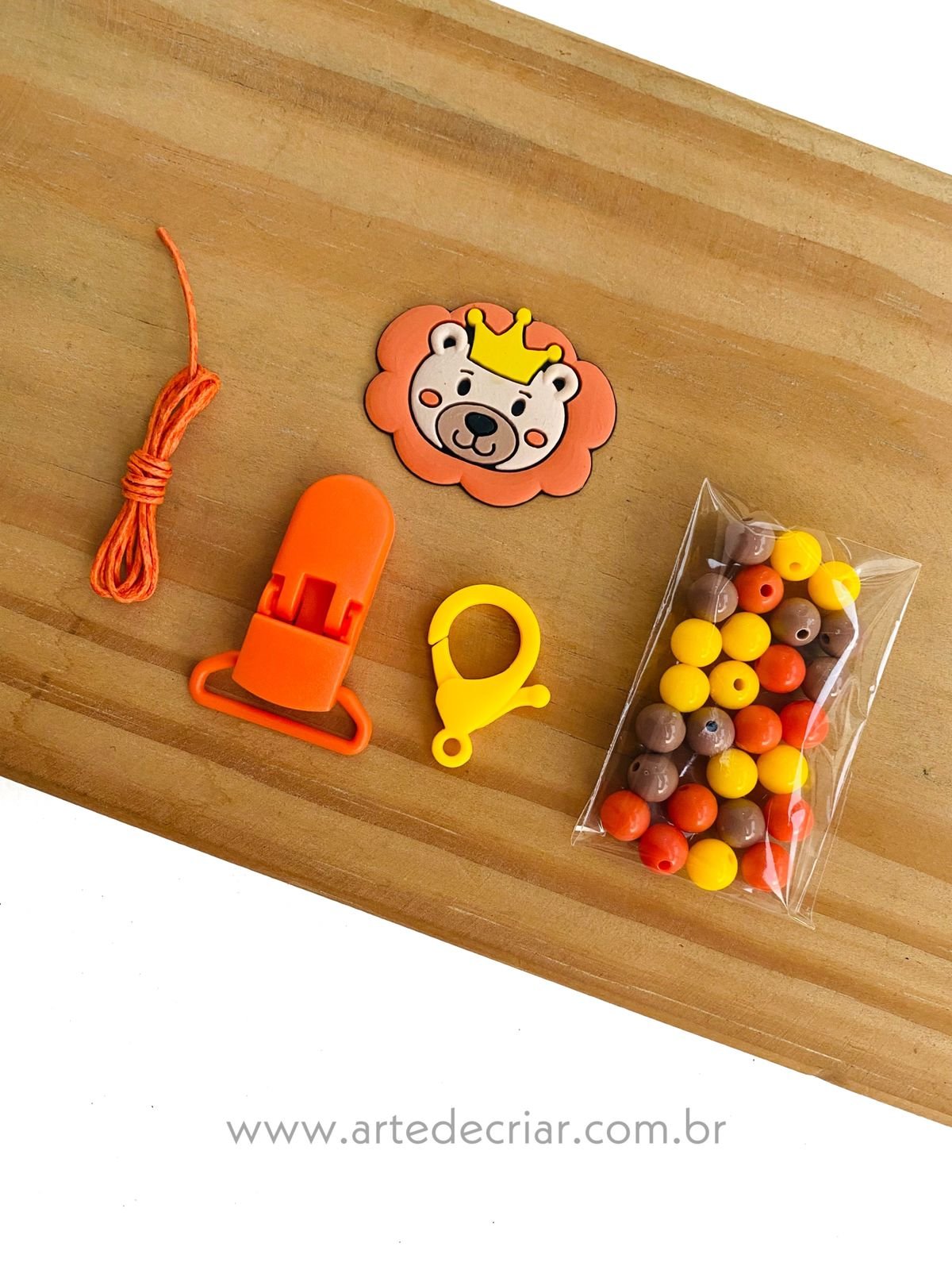 Kit completo p/ prendedor de chupeta Leão c/ coroa