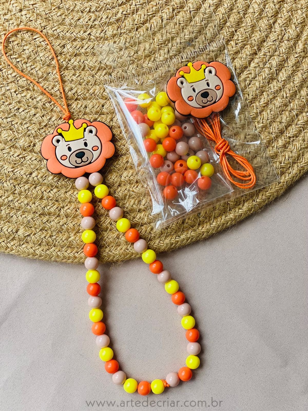 Kit p/ cordinha de garrafinha e strap phone - Leão com coroa