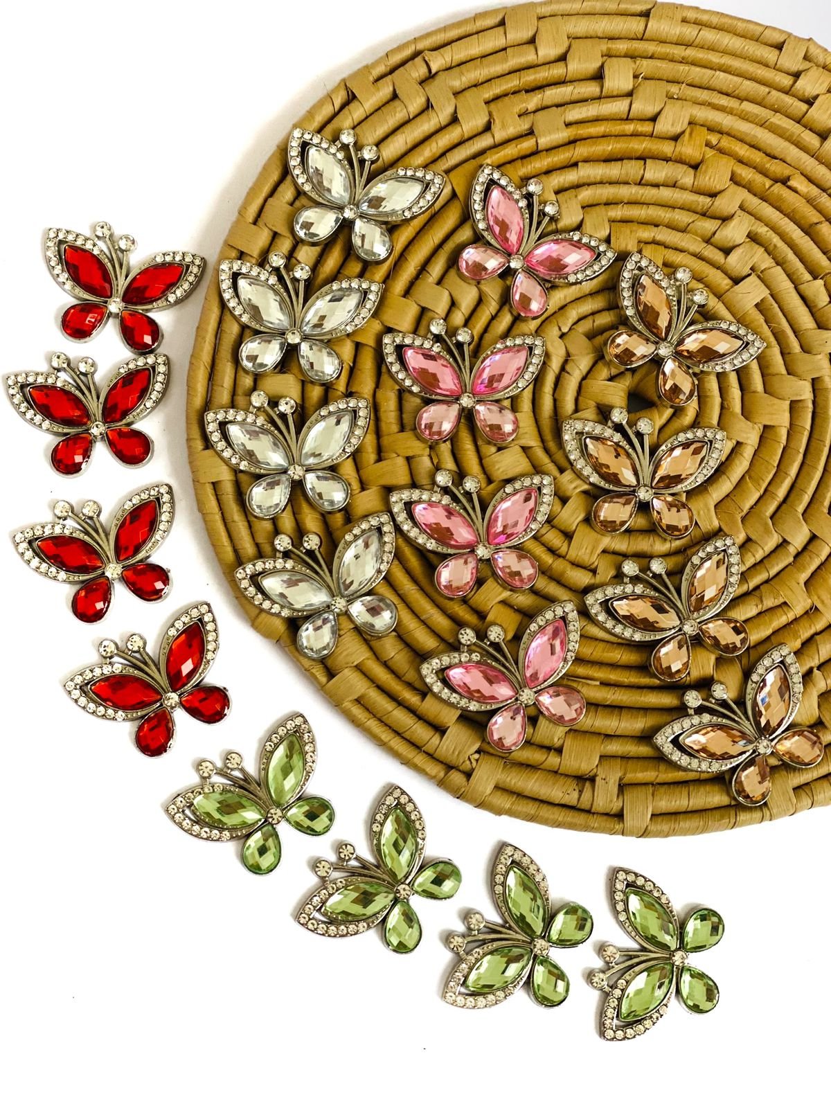 Borboleta de metal prata c/ strass