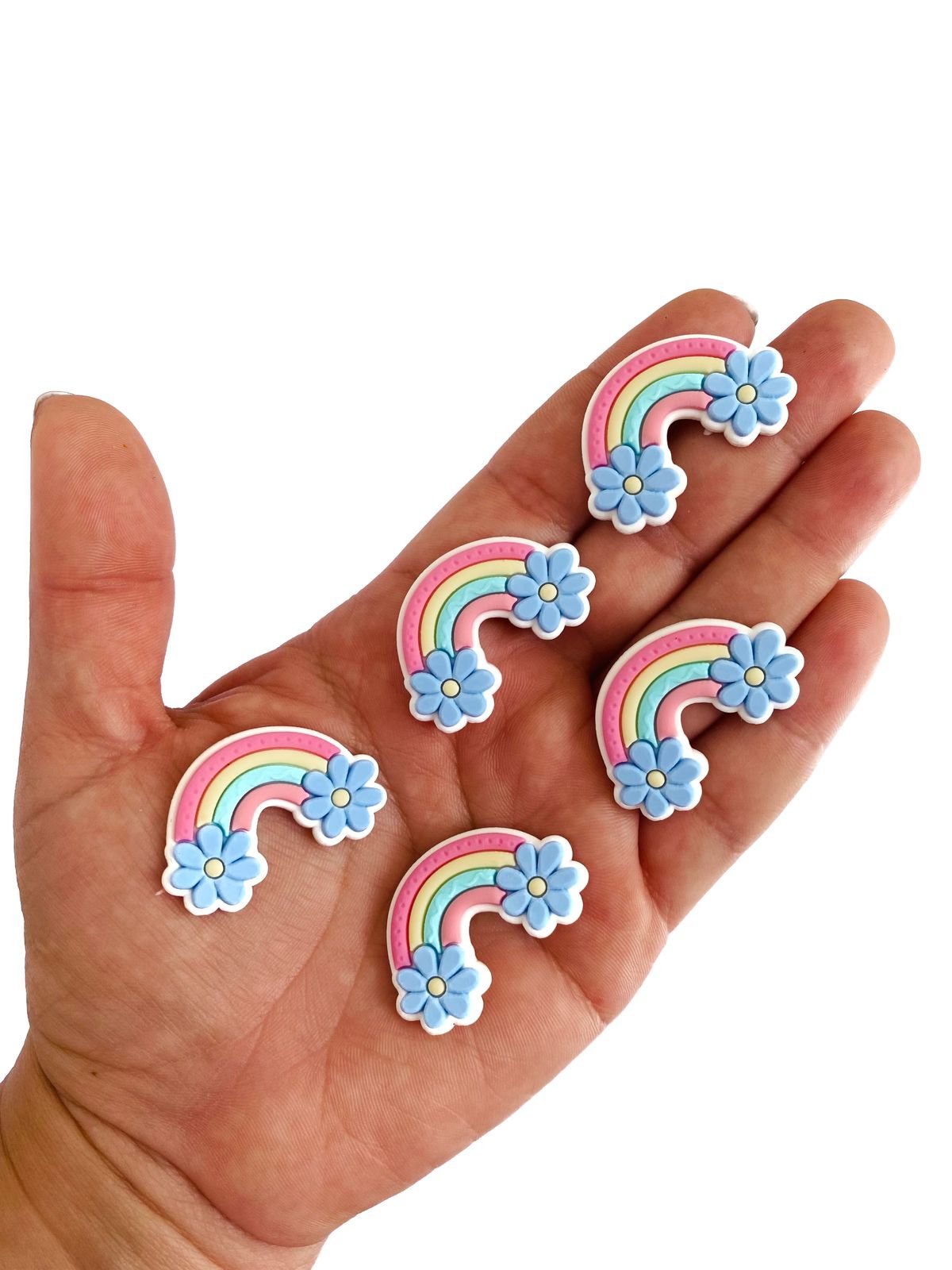Aplique emborrachado arco-iris com flor azul
