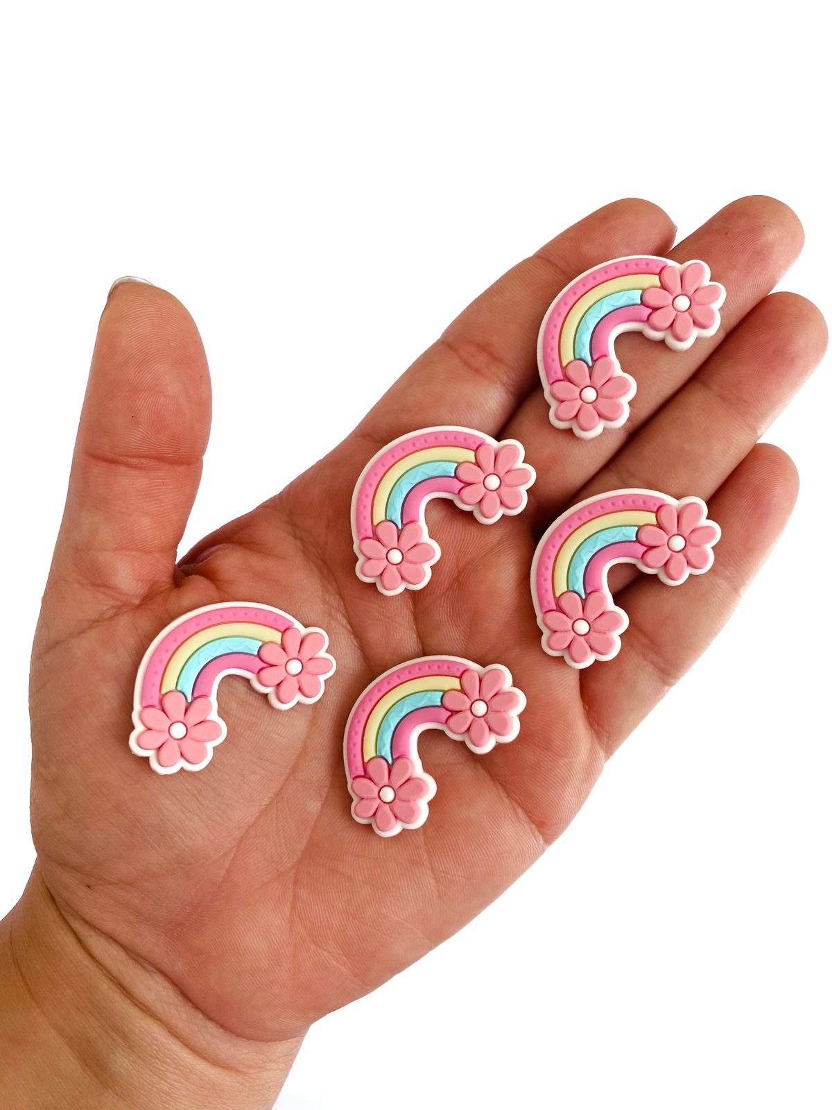 Aplique emborrachado arco-iris com flor rosa