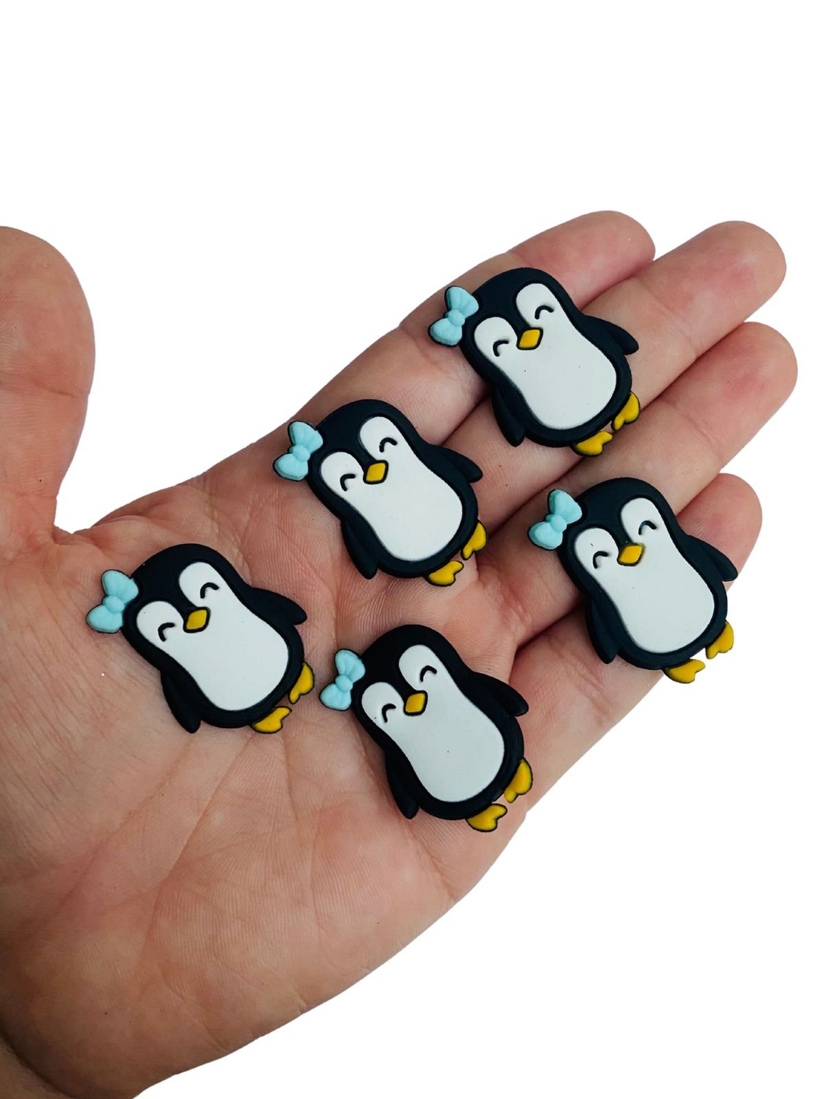 Aplique emborrachado pinguim com laço azul