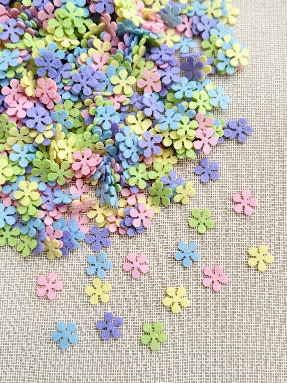 Mini flor de feltro [mod 2] 1,5cm (20 und)