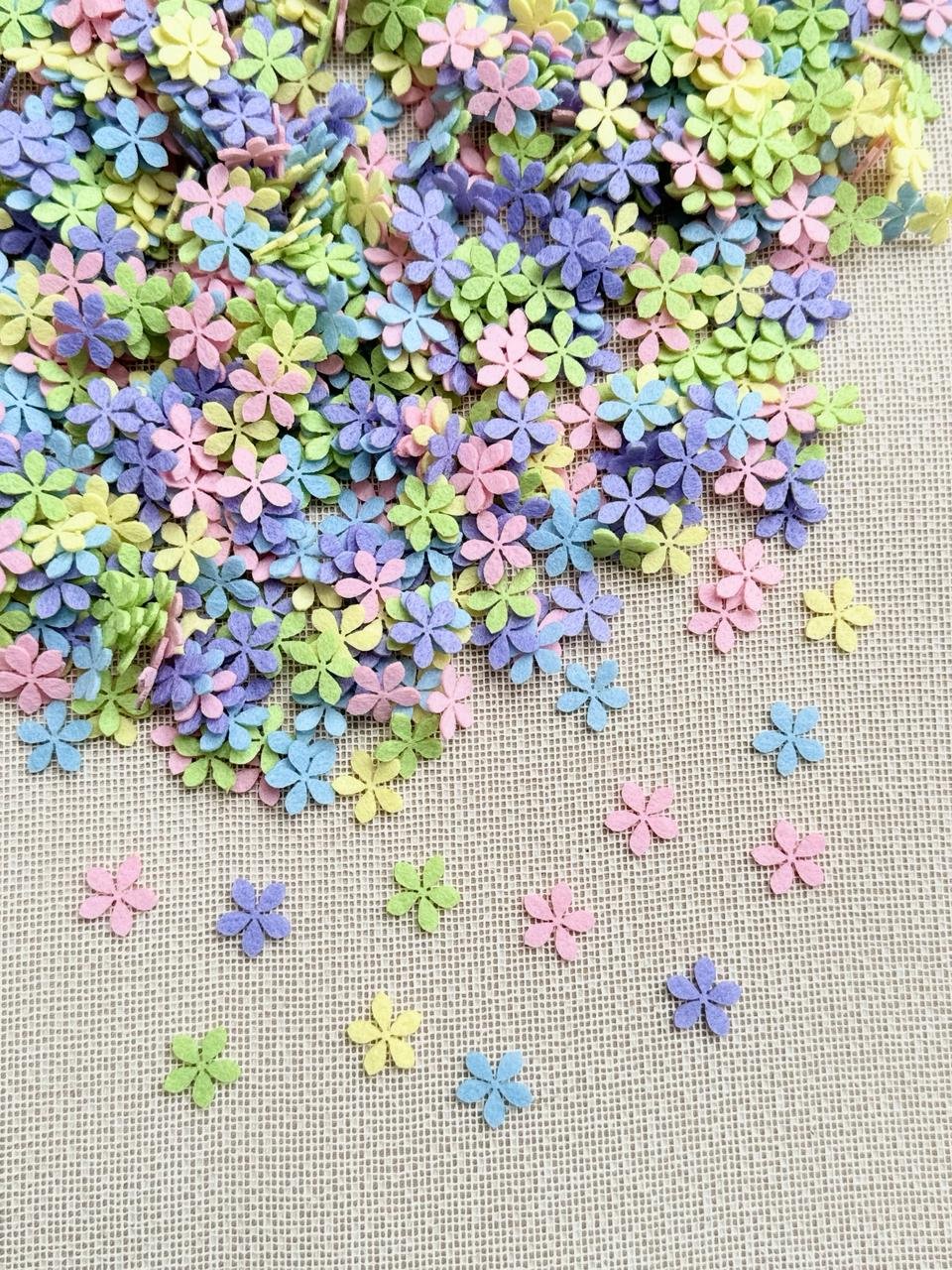 Mini flor de feltro [mod 4] 1,5cm (20 und)