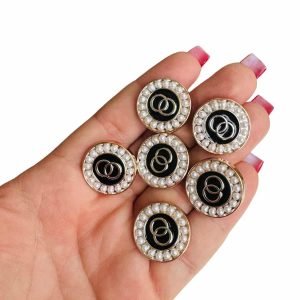 Botão de plástico preto c/ pérolas 22mm - Imagem 1