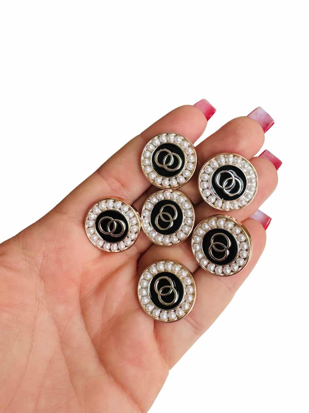 Botão de plástico preto c/ pérolas 22mm