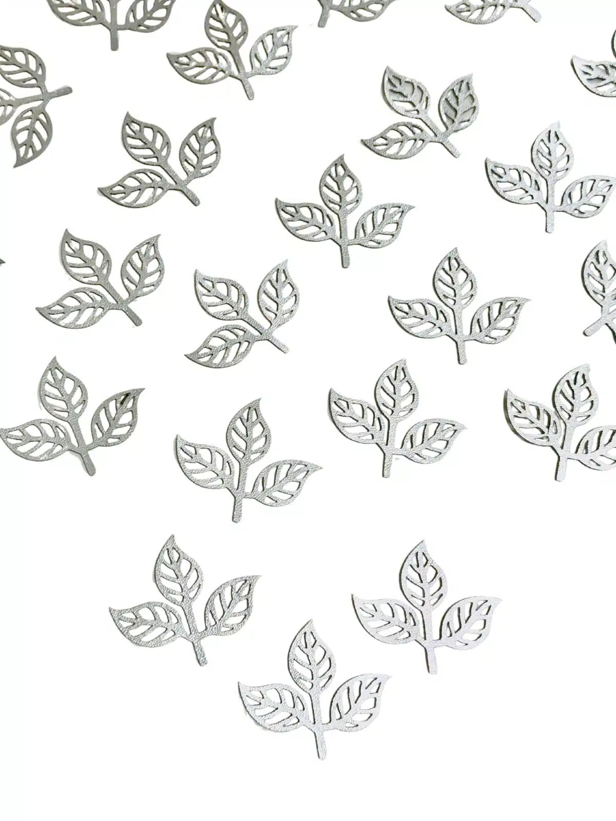 Aplique folha tripla de lonita prata 4cm. (2 und.)
