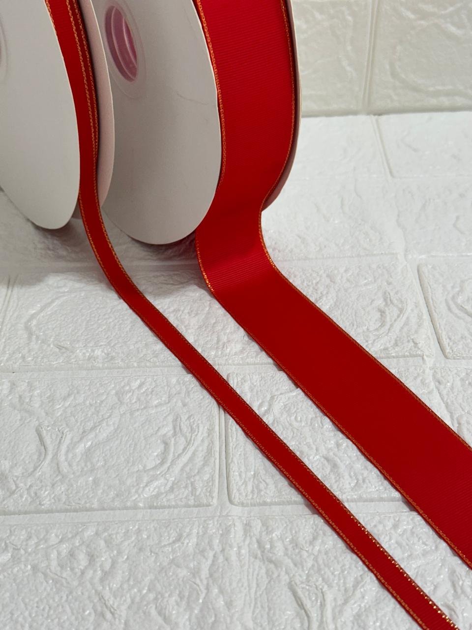 Fita Yama de gorgurão vermelho com borda dourada