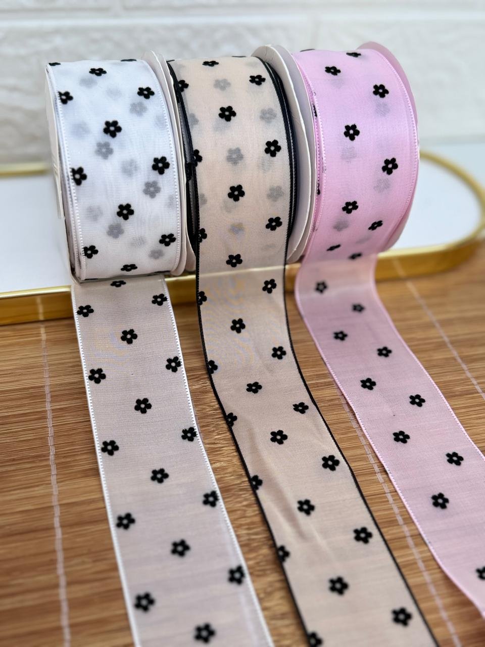 Fita de organza acetinada com flor preta 38mm