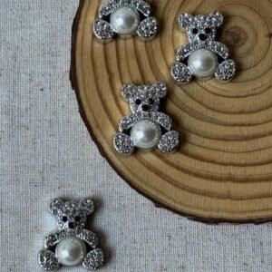 Aplique de plástico urso prata com pérola e strass - Imagem 1