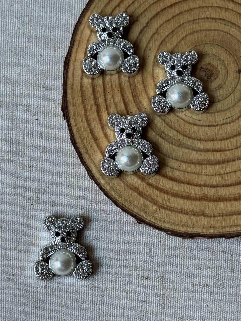 Aplique de plástico urso prata com pérola e strass
