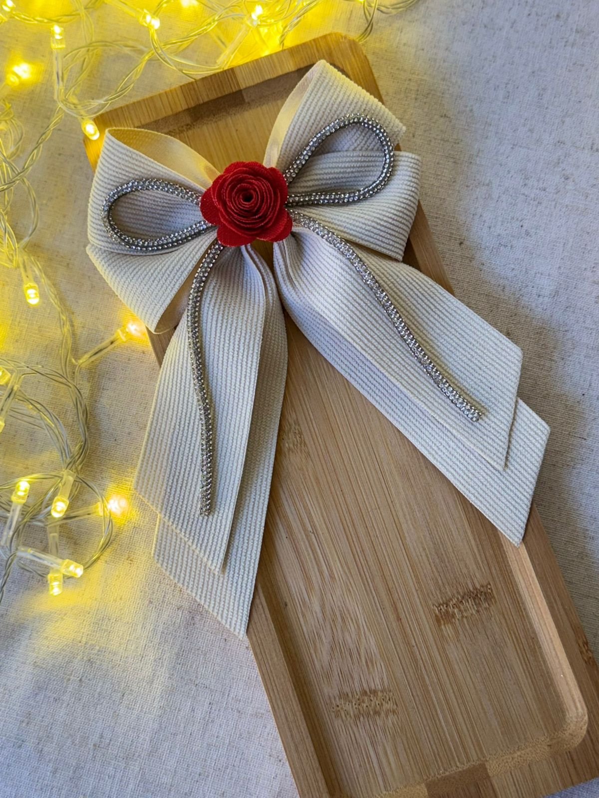 Kit para montagem laço nude com flor de linho vermelha