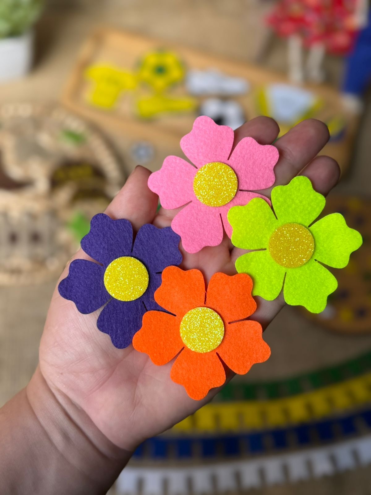 Aplique de feltro flor G (4 und)