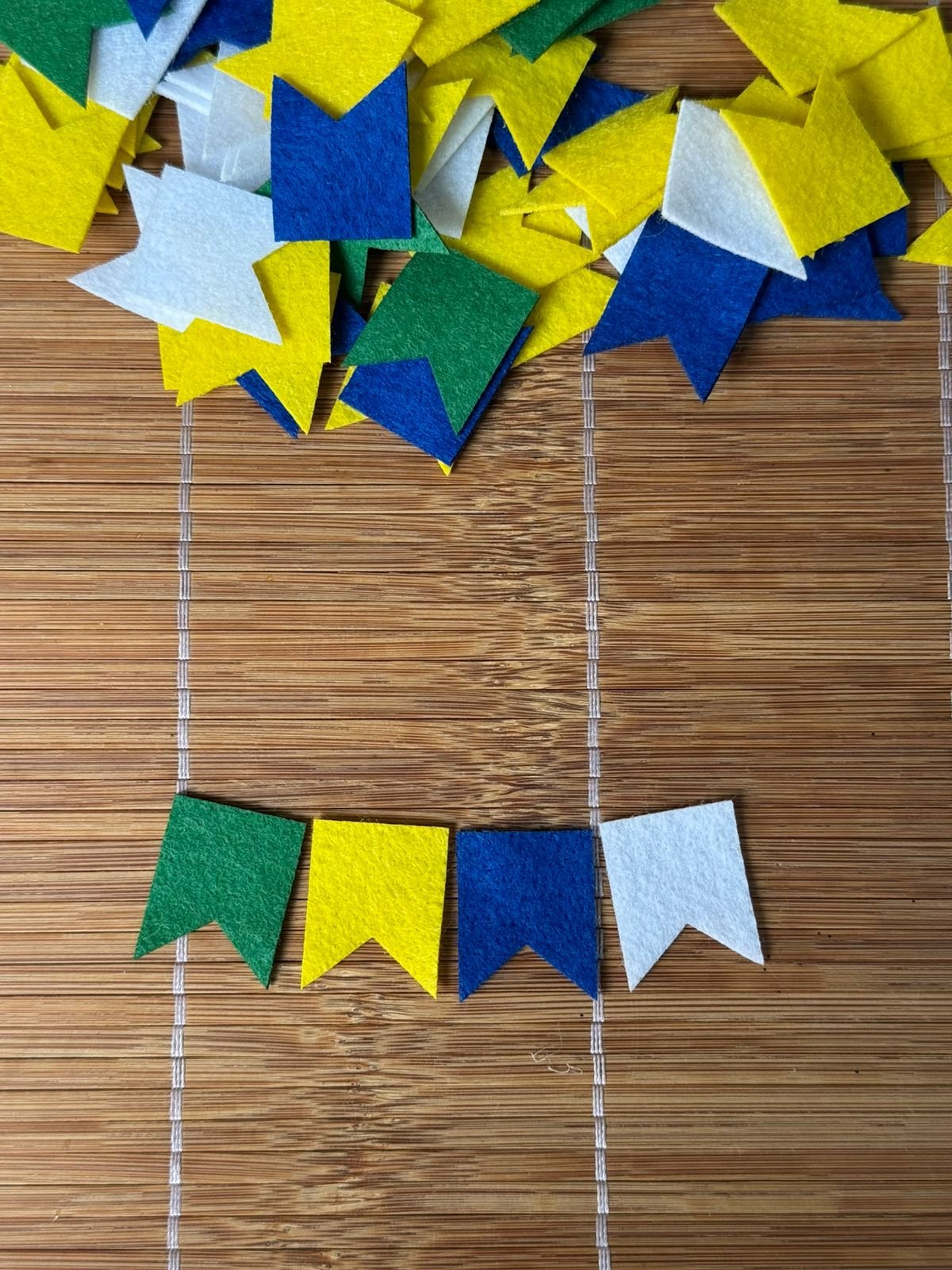 Aplique de feltro Bandeira junina cores do Brasil 2,5cm (20 und)