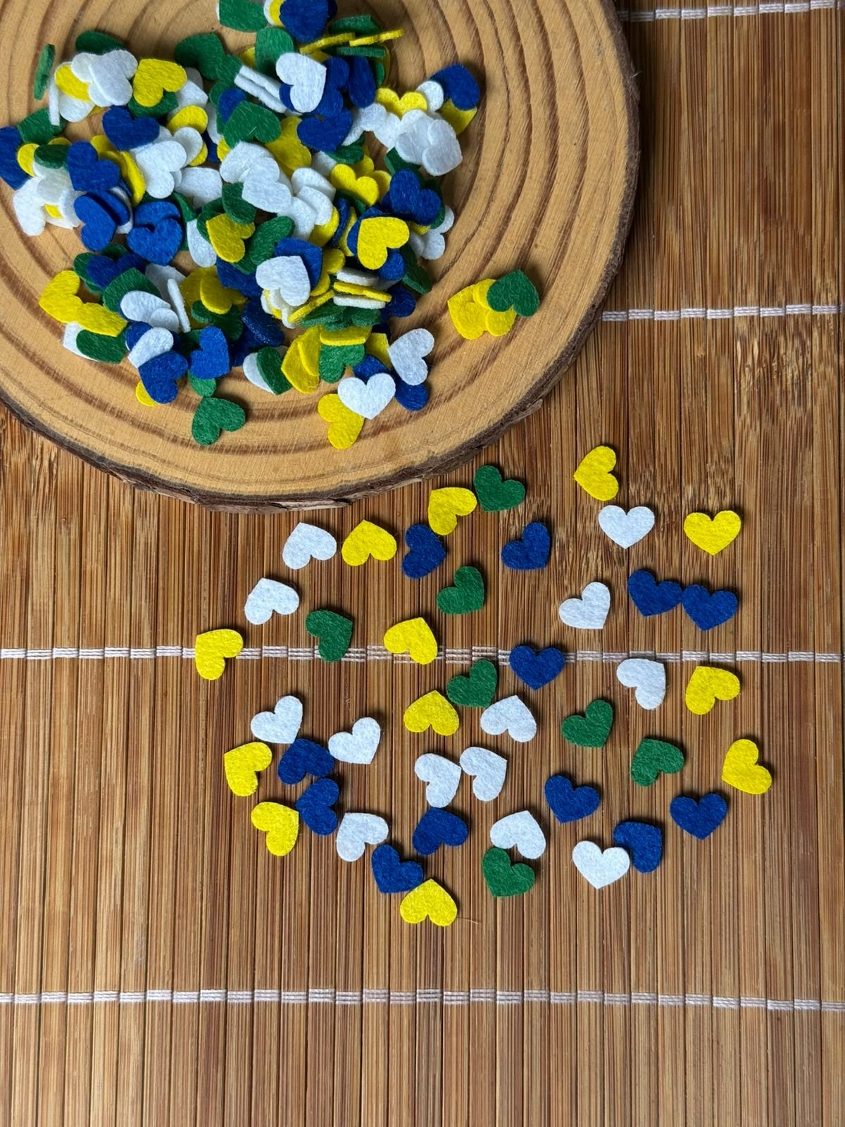 Mini coração de feltro cores do Brasil 1cm (20 und)