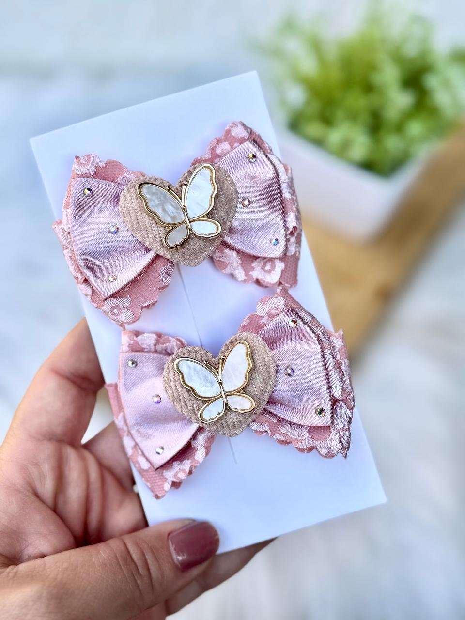 Kit para montagem par de lacinho rosé com coração nude e borboleta