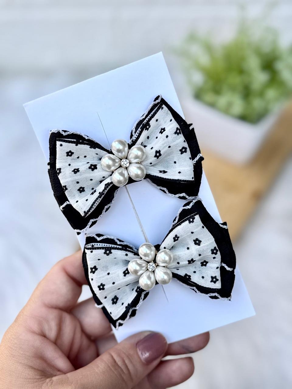 Kit para montagem par de lacinho preto com marfim e chaton flor