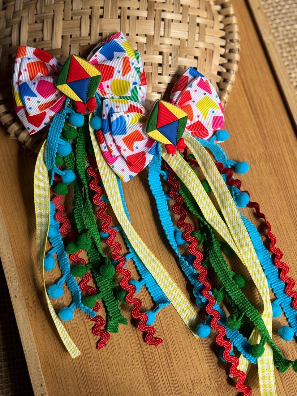 Kit parzinho de laço junino balão colorido com bandeirinhas