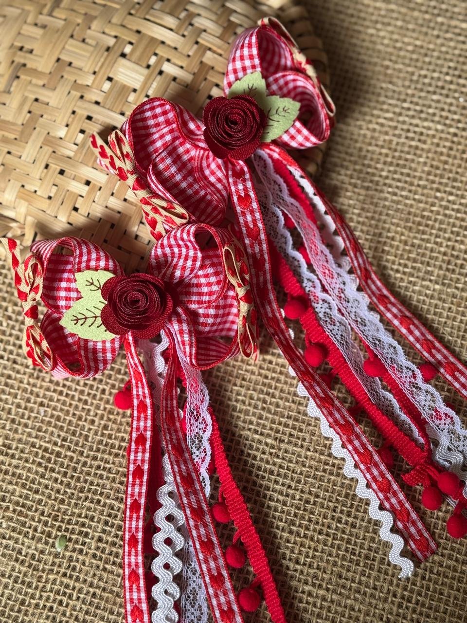 Kit parzinho de laço junino Rosa vermelha com folha