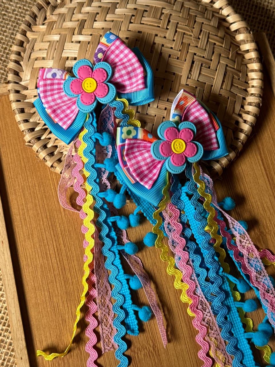 Kit parzinho de laço junino flor dupla com botão rosa com azul turquesa