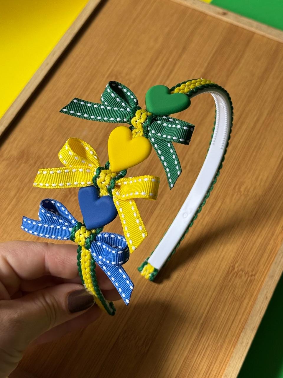 Kit tiara da copa corações com laços