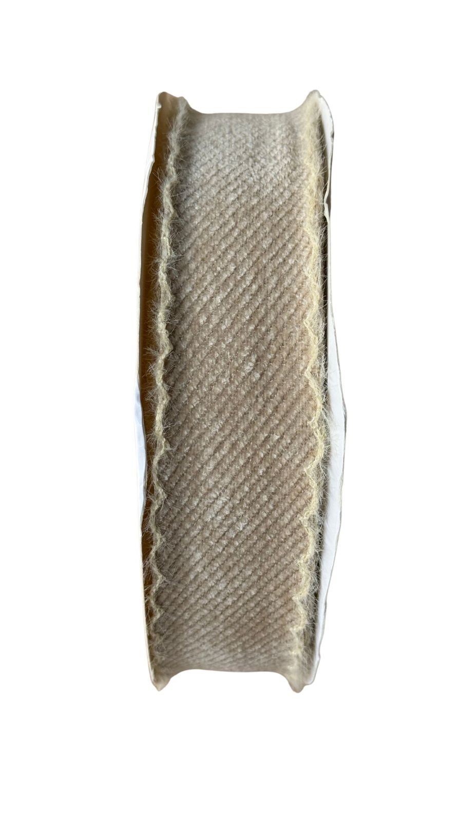 Fita tweed com borda ondulada de pelinho nude 38mm