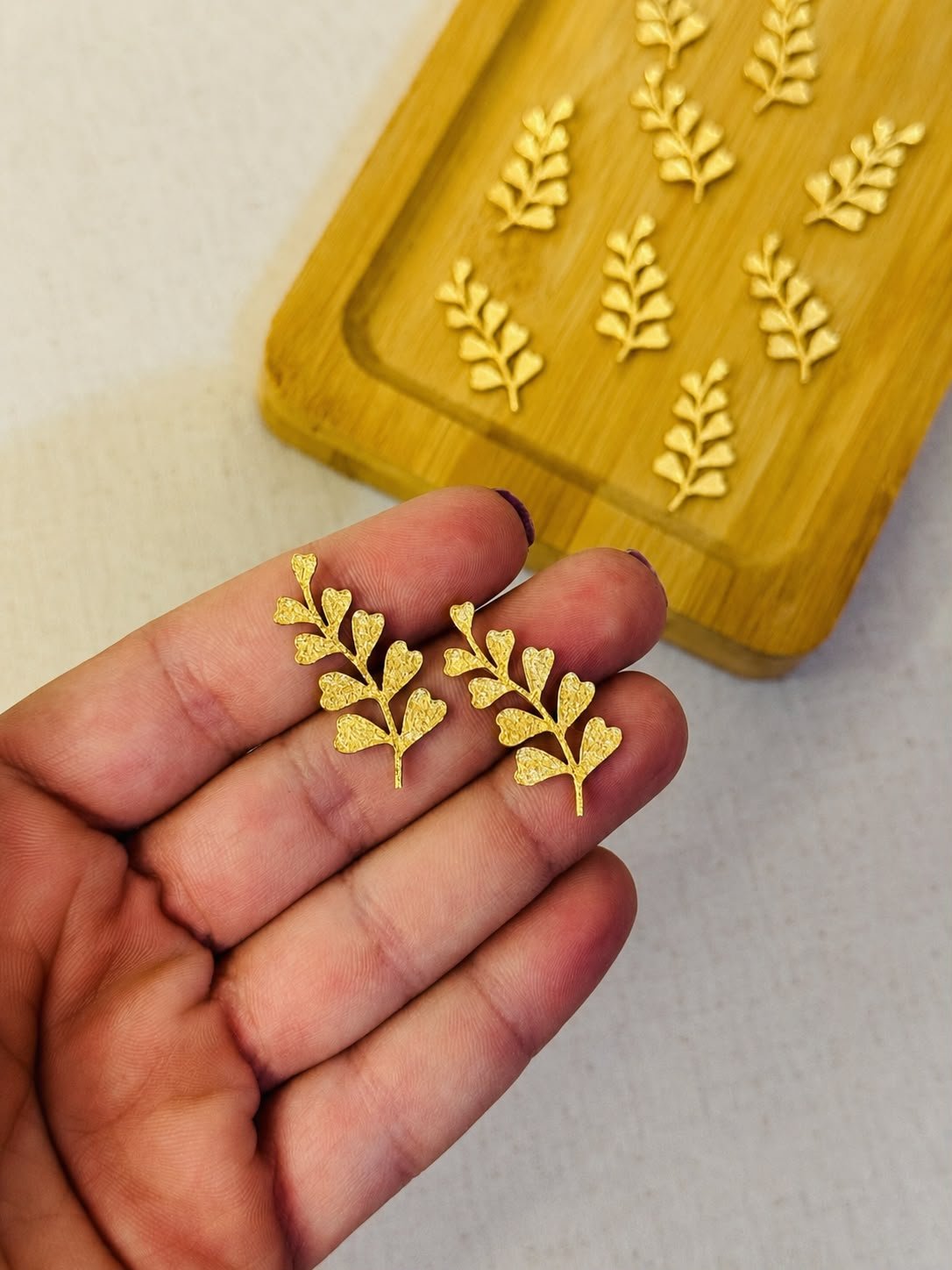 Folhagem de lonita coração com gliter dourado (5 und.)